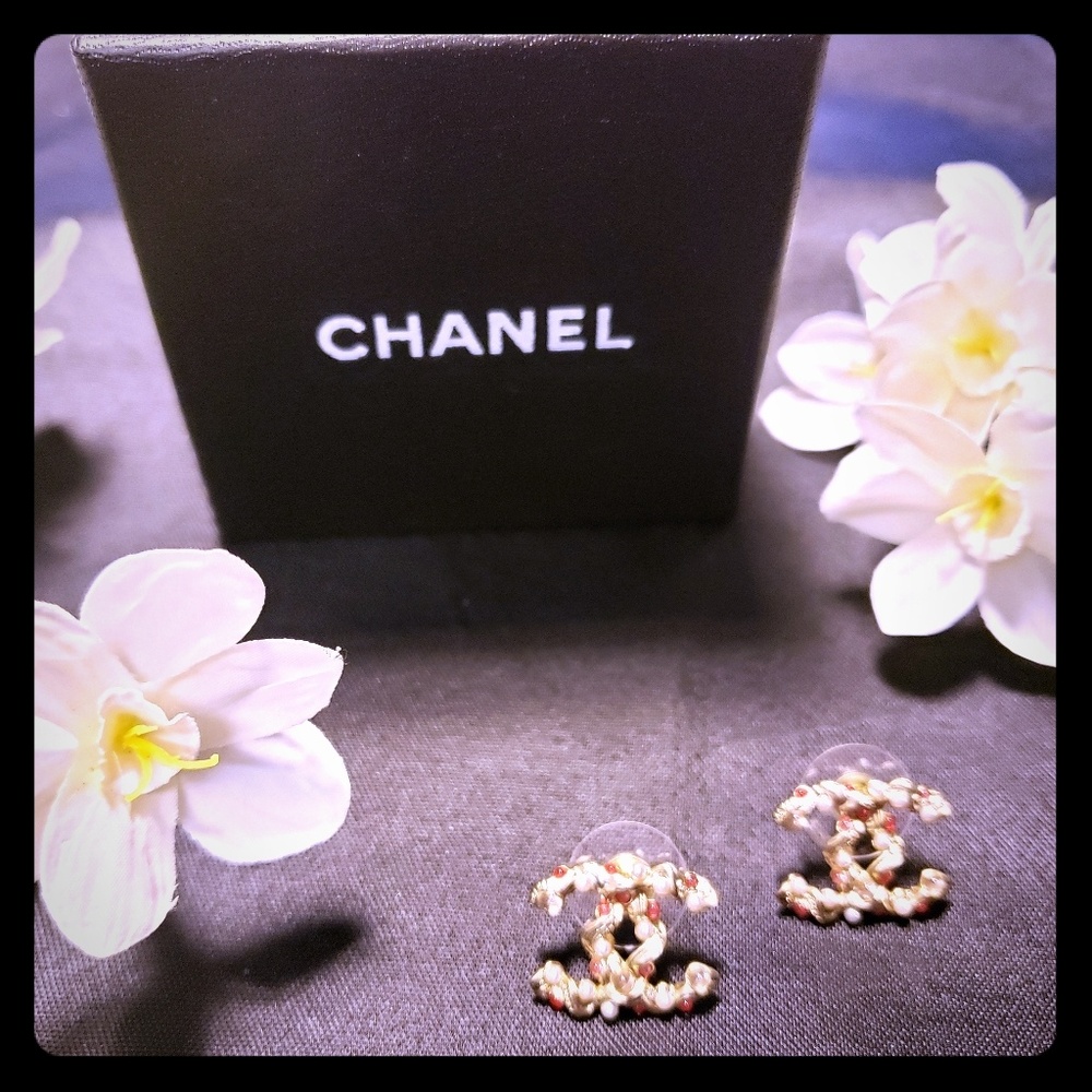 💕 Classic Chanel Studs 💕